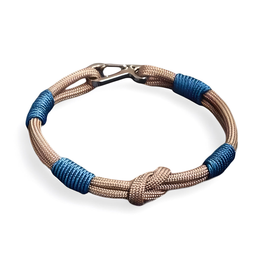 Bracelet cordon beige avec nœud et détails bleus, fermoir petit mousqueton argenté.
