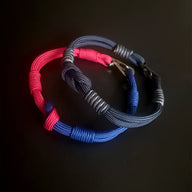Bracelets cordon bicolores bleu et rouge, noeud marin, petit mousqueton argenté.