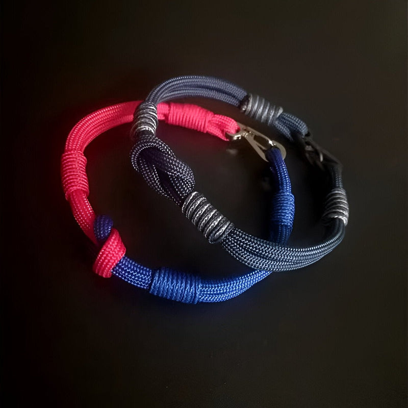 Bracelets cordon bicolores bleu et rouge, noeud marin, petit mousqueton argenté.