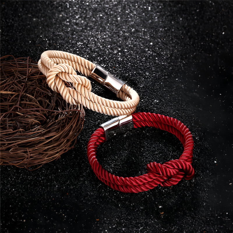 Bracelet cordon épais avec noeud, coloris crème, fermoir métal argenté élégant.