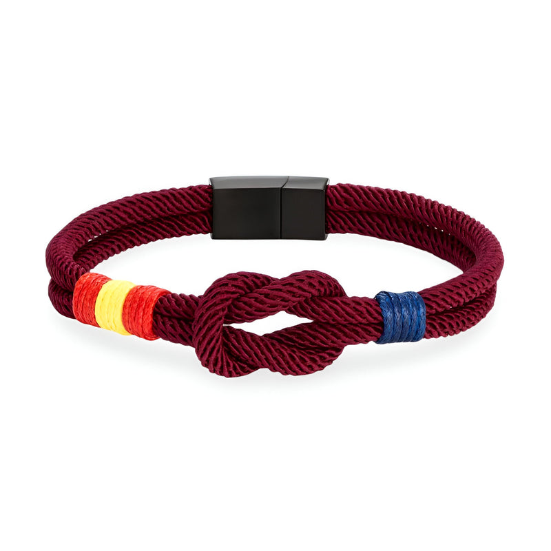 Bracelet cordon bordeaux avec noeud, détail drapeau espagnol jaune, rouge et bleu, fermoir noir mat.