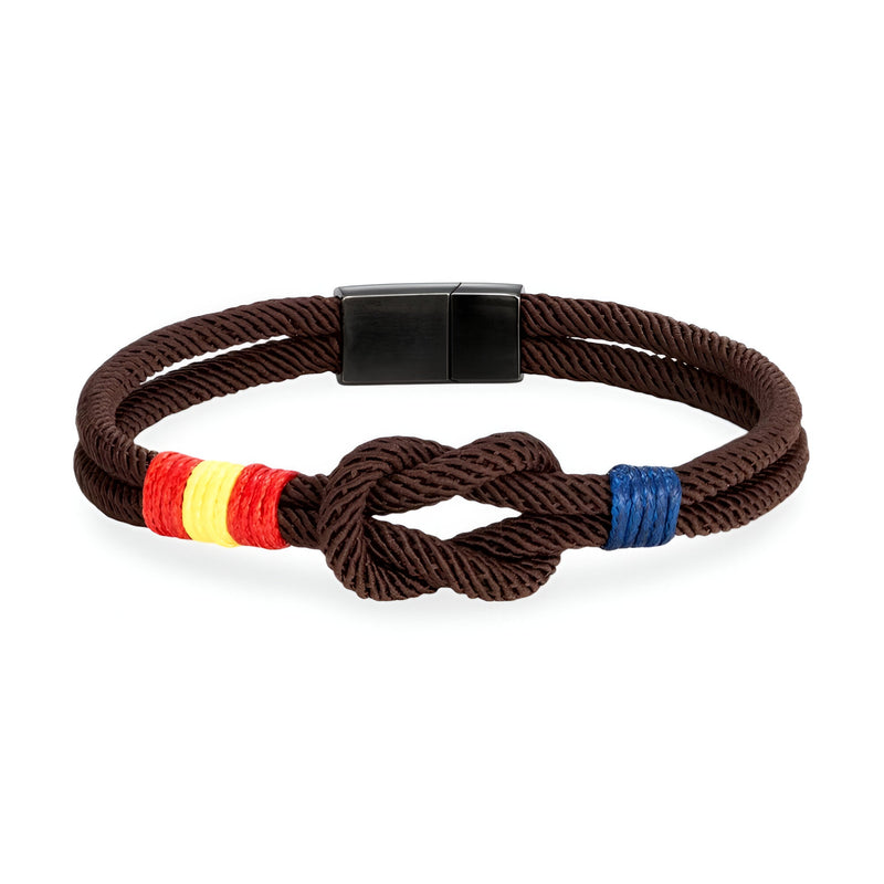Bracelet cordon marron avec noeud central et bandes rouge, jaune, bleu aux extrémités, fermoir noir magnétique.