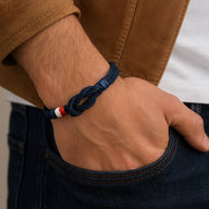 Bracelet cordon bleu marine avec noeud et drapeau français tricolore rouge blanc bleu.