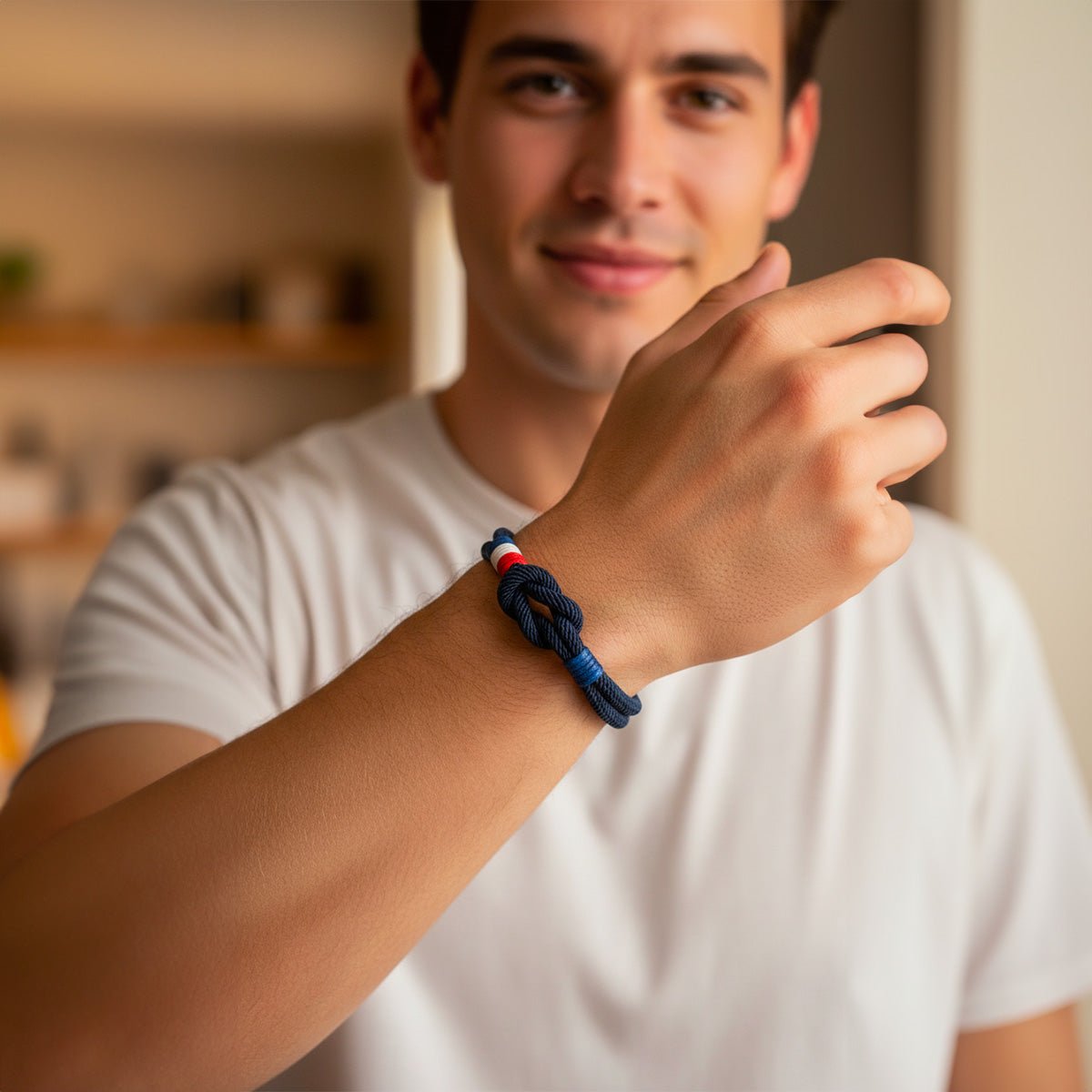 Bracelet cordon bleu marine avec nœud et drapeau français en tissu tressé, style décontracté pour homme.
