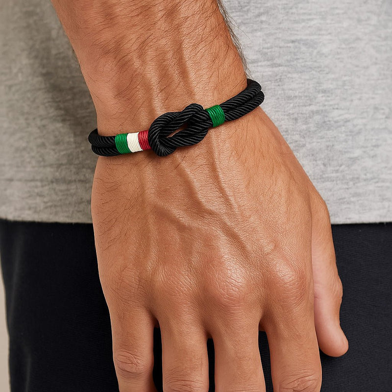 Bracelet cordon noir avec nœud marin, détails verts, blanc et rouge rappelant le drapeau italien.