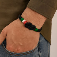 Bracelet en cordon noir avec nœud marin et bandeaux vert, blanc, rouge aux couleurs du drapeau italien.