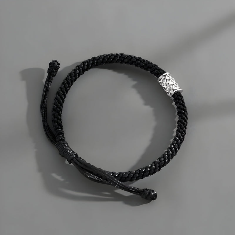Bracelet cordon noir tressé avec ornement cylindrique en argent pour homme.