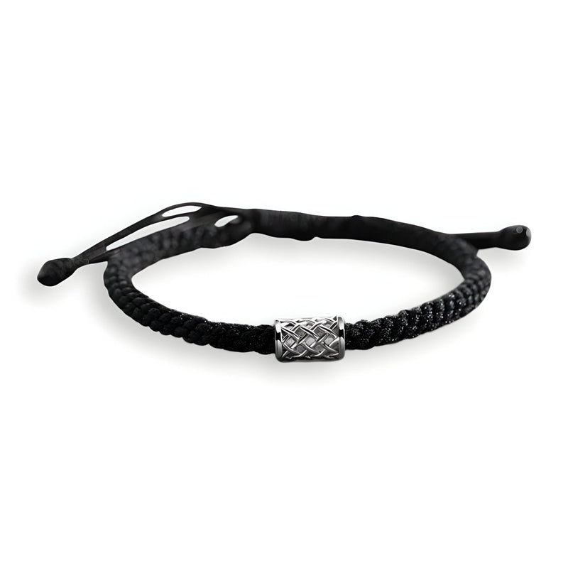 Bracelet cordon noir tressé avec ornement cylindrique en argent gravé, style masculin.