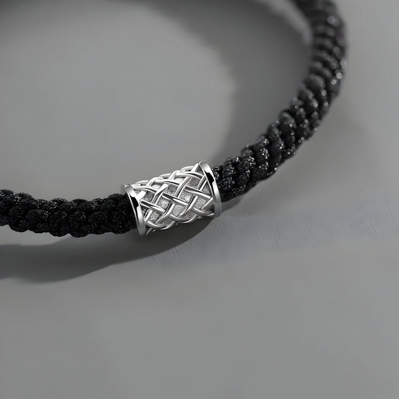 Bracelet cordon noir avec ornement cylindrique en argent à motif tressé pour homme.