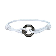 Bracelet cordon blanc avec ornement hexagone en acier inoxydable ajustable.