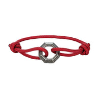 Bracelet cordon rouge avec ornement hexagonal en acier inoxydable et nœuds ajustables.