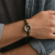 Bracelet cordon kaki avec ornement hexagone en acier inoxydable ajustable sur poignet masculin.