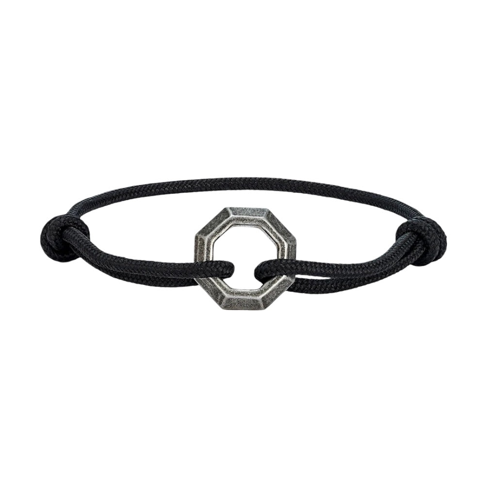 Bracelet cordon noir avec ornement hexagone en acier inoxydable ajustable.