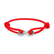 Bracelet cordon rouge avec ornement infini en métal argenté et fermoir ajustable.