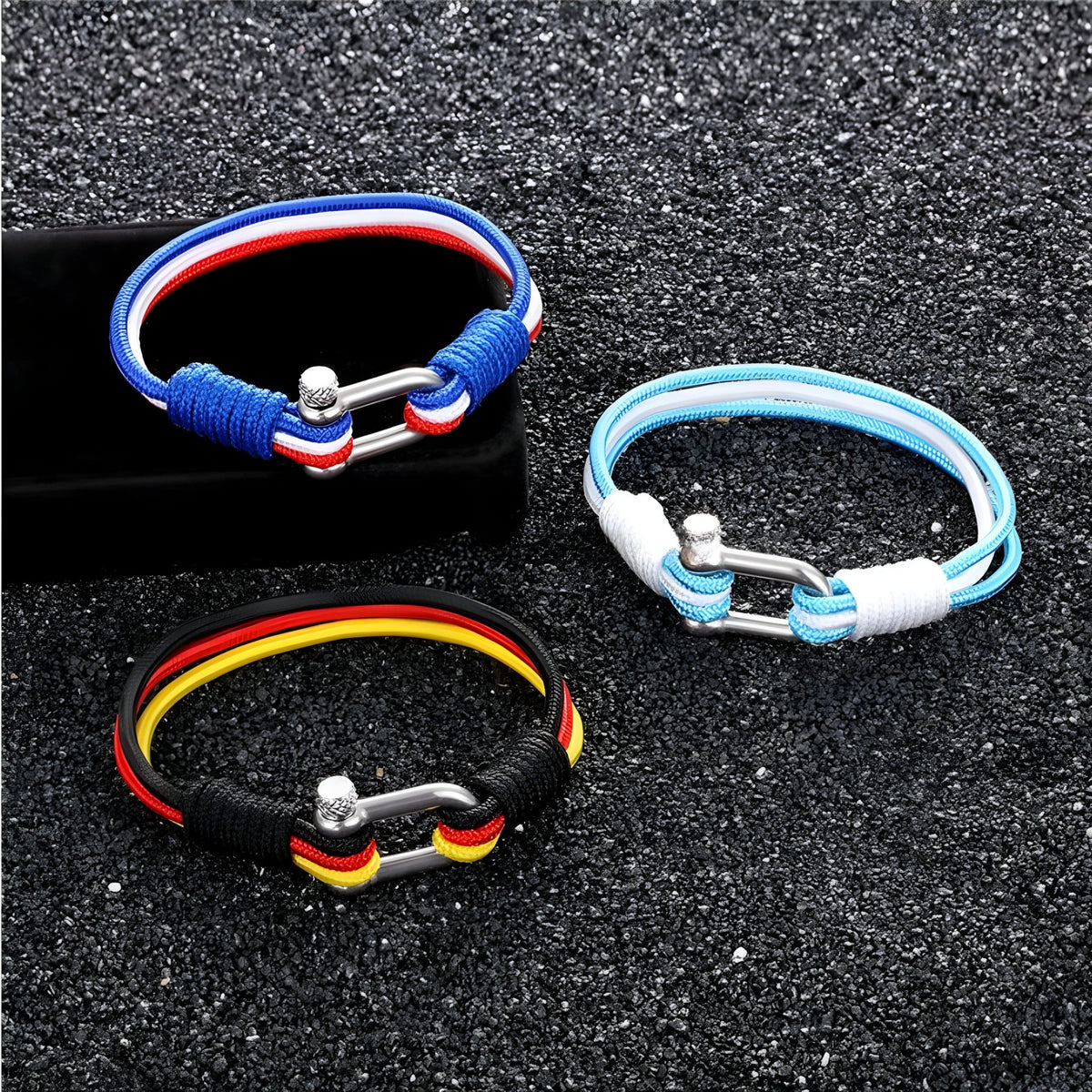 Trois bracelets cordon pays avec manilles en acier inoxydable, aux couleurs de France, Suède et Allemagne.