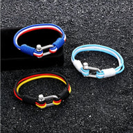 Trois bracelets cordon pays avec manilles en acier inoxydable, aux couleurs de France, Suède et Allemagne.