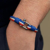Bracelet cordon tricolore bleu, blanc, rouge avec manille en acier inoxydable, style nautique homme.