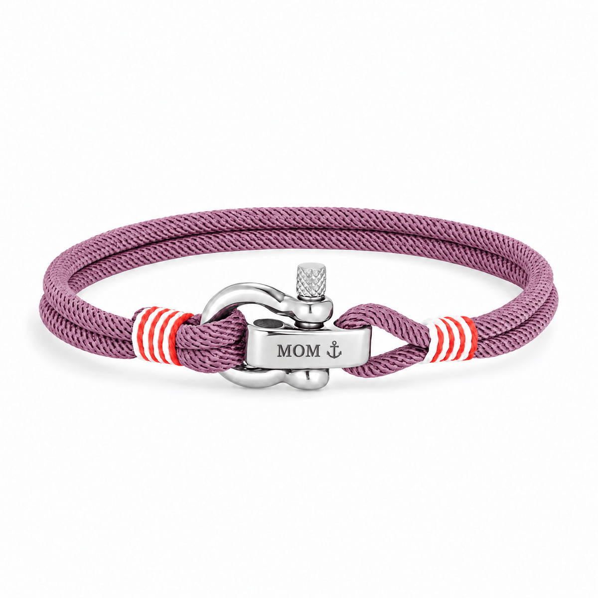 Bracelet Kenny Lavande, manille en acier inoxydable personnalisée MOM ⚓, posé de face sur fond blanc