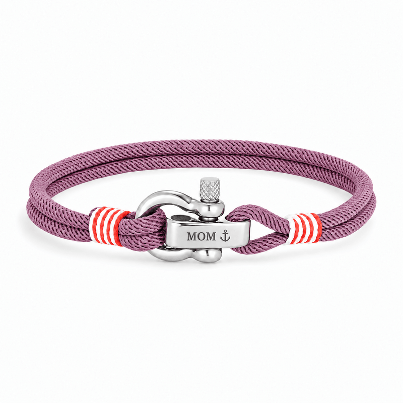 Bracelet Kenny Lavande, manille en acier inoxydable personnalisée MOM ⚓, posé de face sur fond blanc