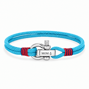 Bracelet Kenny Cyan, manille en acier inoxydable personnalisée MOM ⚓, posé de face sur fond blanc