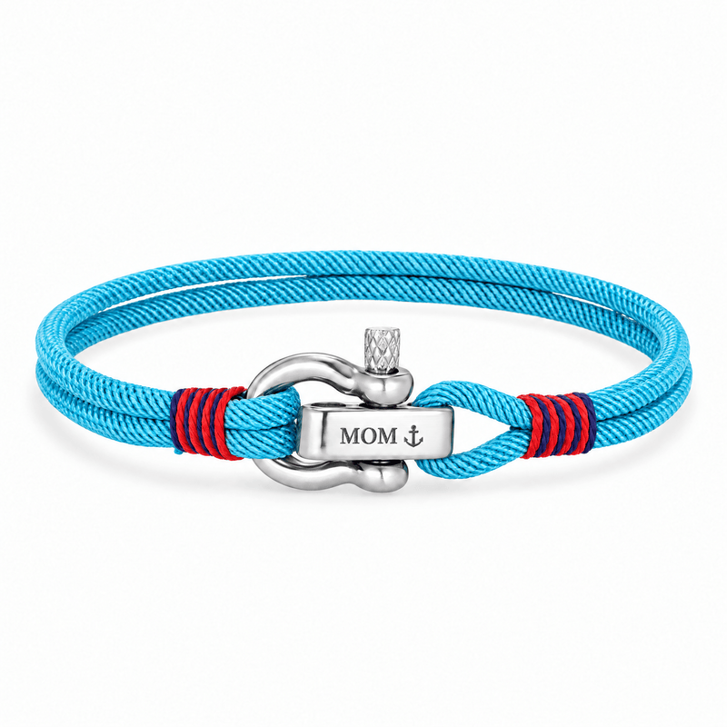 Bracelet Kenny Cyan, manille en acier inoxydable personnalisée MOM ⚓, posé de face sur fond blanc