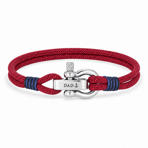 Bracelet Kenny Bordeaux, manille en acier inoxydable personnalisée DAD ⚓, posé de face sur fond blanc