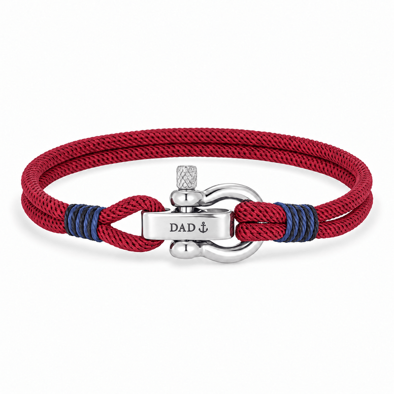 Bracelet Kenny Bordeaux, manille en acier inoxydable personnalisée DAD ⚓, posé de face sur fond blanc