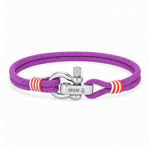 Bracelet Kenny Violet, manille en acier inoxydable personnalisée MOM ⚓, posé de face sur fond blanc