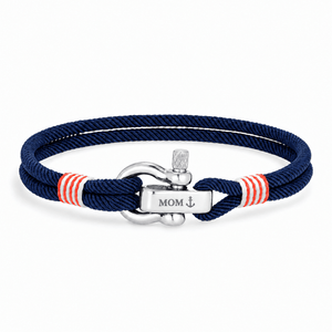 Bracelet Kenny Bleu marine, manille en acier inoxydable personnalisée MOM ⚓, posé de face sur fond blanc