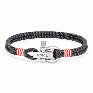 Bracelet Kenny Gris, manille en acier inoxydable personnalisée MOM ⚓, posé de face sur fond blanc
