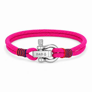 Bracelet Kenny Fuchsia, manille en acier inoxydable personnalisée DAD ⚓, posé de face sur fond blanc