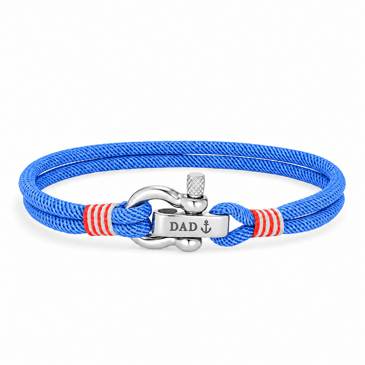 Bracelet Kenny Bleu, manille en acier inoxydable personnalisée DAD ⚓, posé de face sur fond blanc