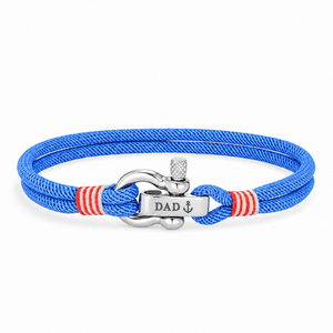 Bracelet Kenny Bleu, manille en acier inoxydable personnalisée DAD ⚓, posé de face sur fond blanc
