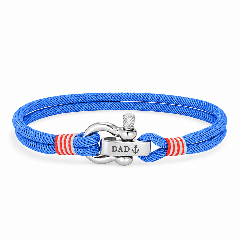 Bracelet Kenny Bleu, manille en acier inoxydable personnalisée DAD ⚓, posé de face sur fond blanc