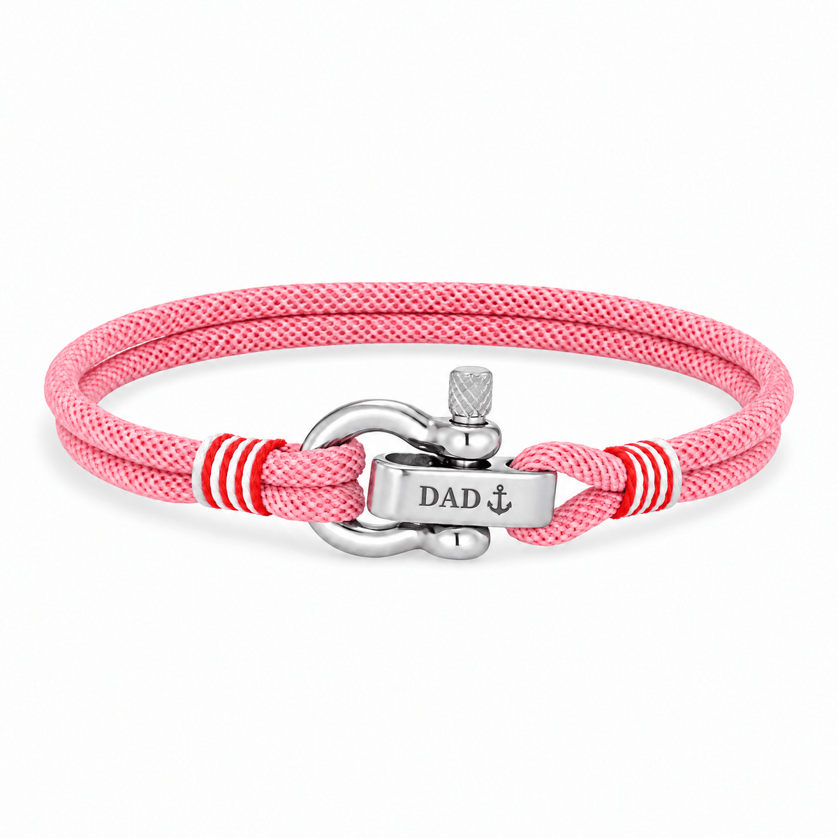 Bracelet Kenny Rose, manille en acier inoxydable personnalisée DAD ⚓, posé de face sur fond blanc