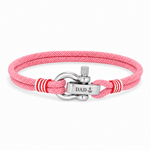 Bracelet Kenny Rose, manille en acier inoxydable personnalisée DAD ⚓, posé de face sur fond blanc