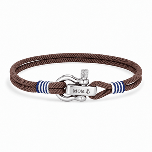 Bracelet Kenny Marron, manille en acier inoxydable personnalisée MOM ⚓, posé de face sur fond blanc