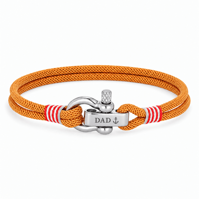 Bracelet Kenny Orange, manille en acier inoxydable personnalisée DAD ⚓, posé de face sur fond blanc