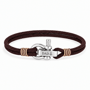 Bracelet Kenny Café, manille en acier inoxydable personnalisée DAD ⚓, posé de face sur fond blanc