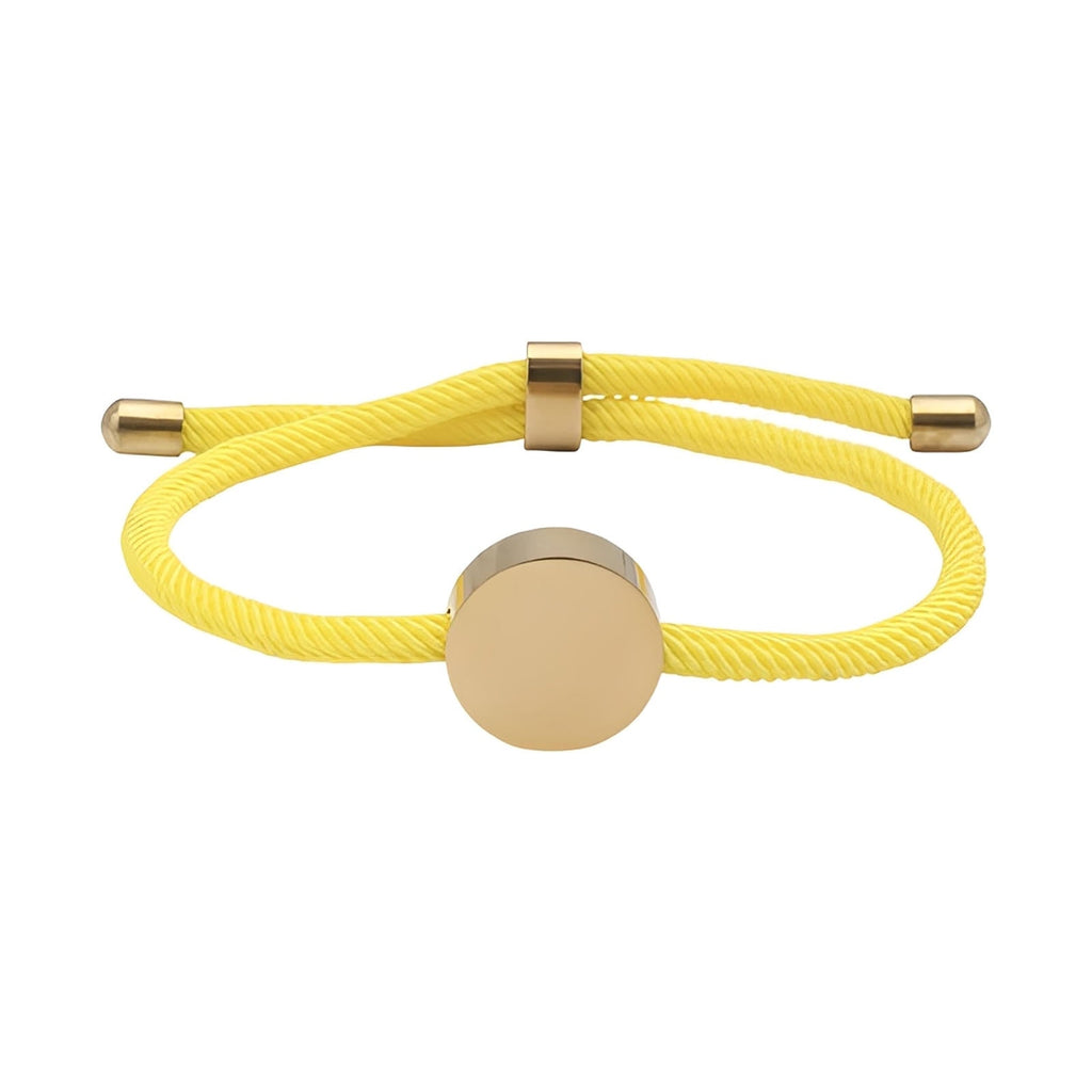Bracelet cordon jaune vif avec médaillon rond en acier inoxydable poli, fermoir coulissant ajustable.