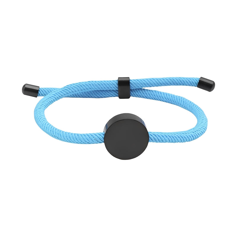 Bracelet cordon bleu ciel avec médaillon rond noir en acier inoxydable, style minimaliste et ajustable.