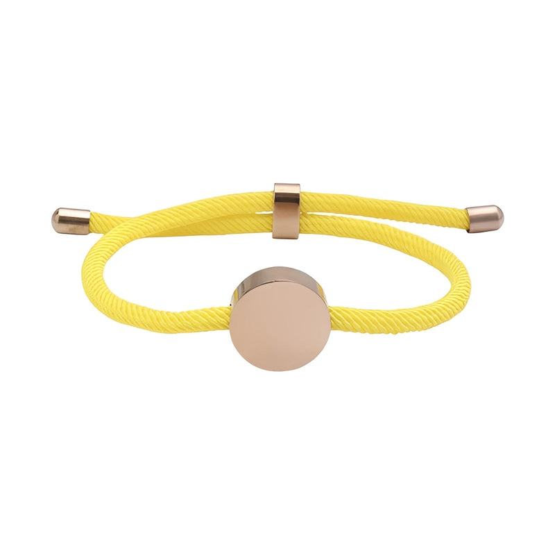 Bracelet cordon jaune vif avec médaillon rond en acier inoxydable poli à personnaliser.