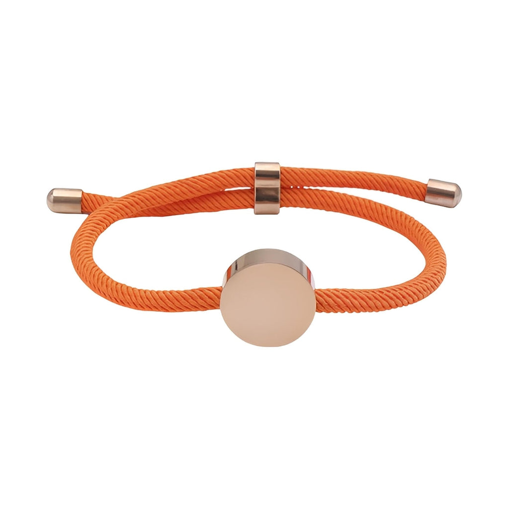 Bracelet cordon orange avec médaillon rond en acier inoxydable poli, design simple et épuré.