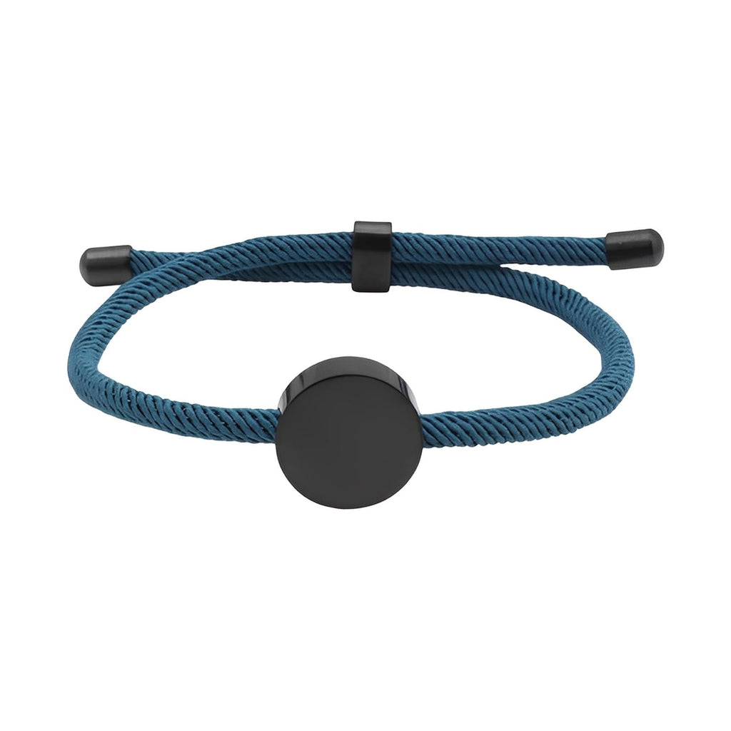 Bracelet cordon bleu marine avec médaillon rond en acier inoxydable noir, style minimaliste et ajustable.