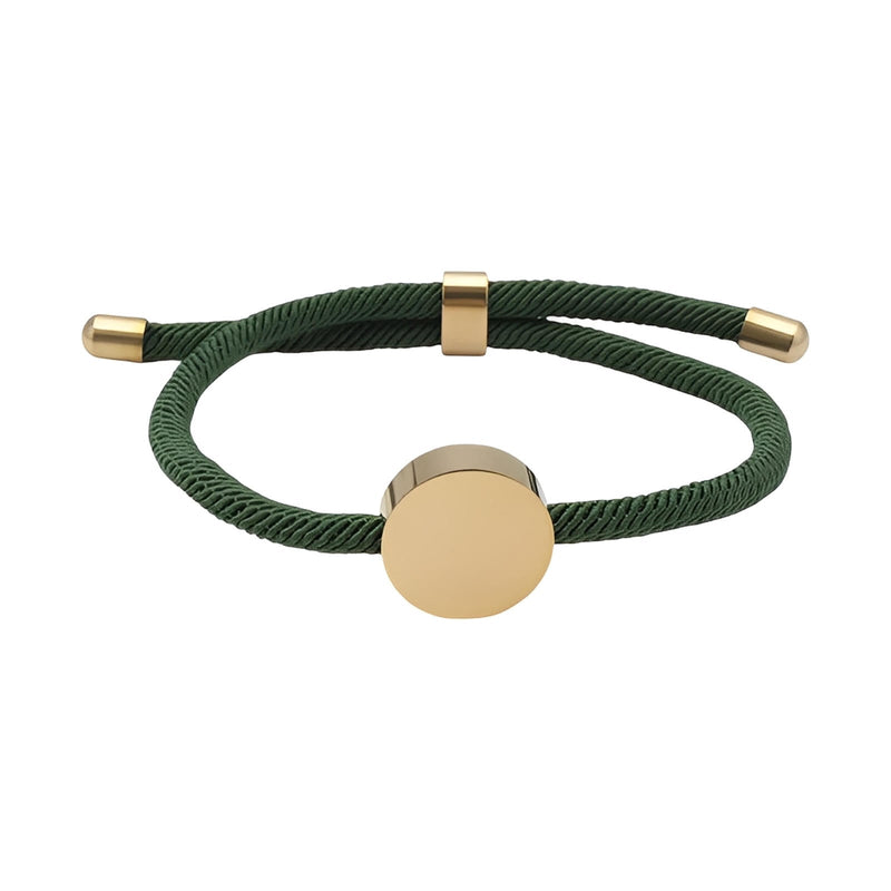 Bracelet cordon vert foncé avec médaillon rond en acier inoxydable doré et détails dorés.