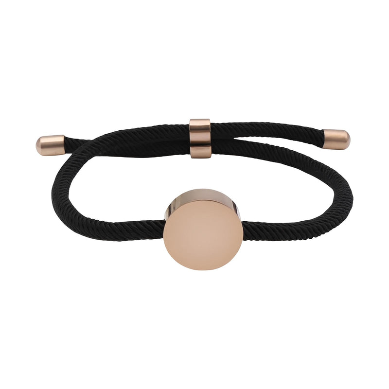 Bracelet cordon noir ajustable avec médaillon rond en acier inoxydable doré, finition brillante.