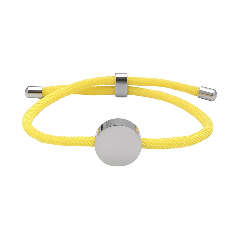 Bracelet cordon jaune avec médaillon rond en acier inoxydable poli et ajustable.