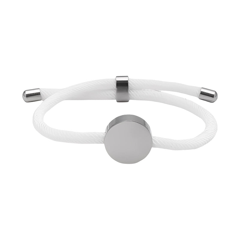 Bracelet cordon blanc avec médaillon rond en acier inoxydable brillant, style minimaliste.