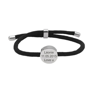 Bracelet cordon noir avec médaillon rond en acier inoxydable gravé prénom, date et message d'amour.