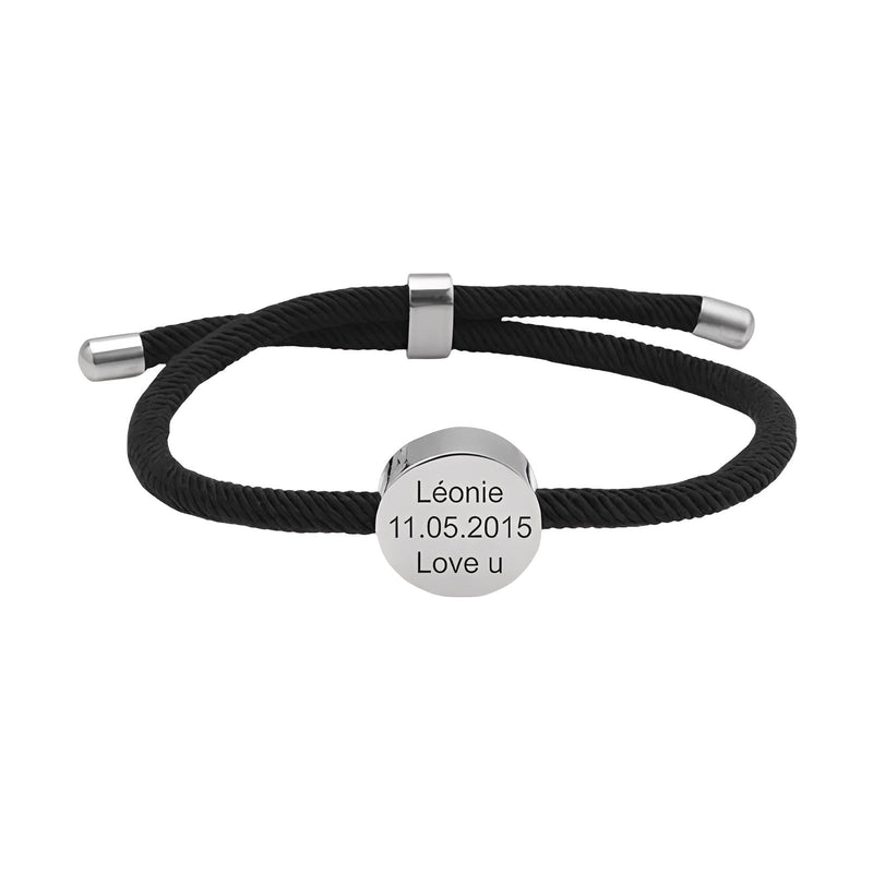 Bracelet cordon noir avec médaillon rond en acier inoxydable gravé prénom, date et message d'amour.